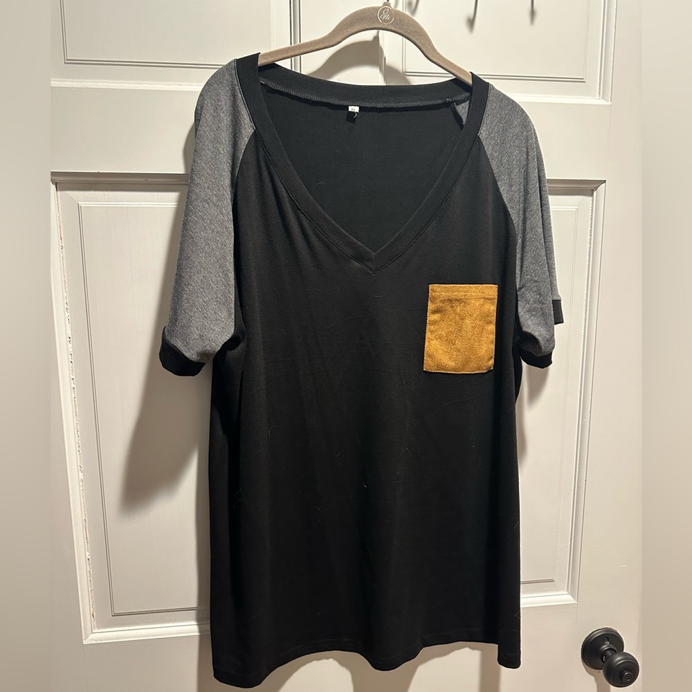 Black and gray tee